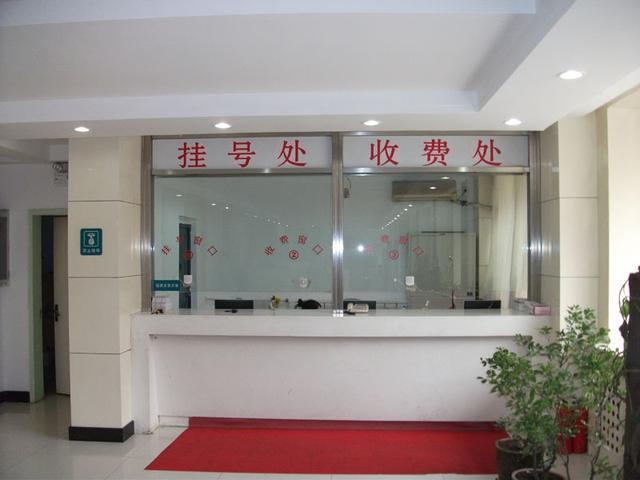 女儿出差一个月,女婿晚上总不回家,偷偷跟踪,俺甩自己一巴掌