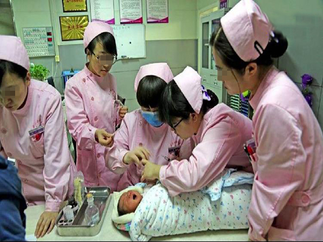 刚出生8天的新生儿，被妈妈从肚脐里拉出这玩意，无知害惨了宝宝