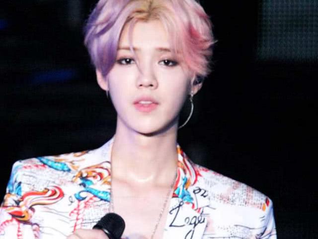 鹿晗被粉丝问手机号,他掏出手机,画面放大后粉