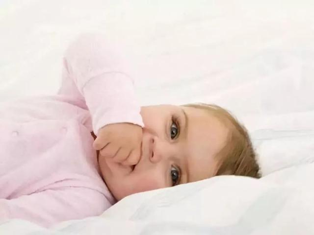 婴儿半夜频繁吃手