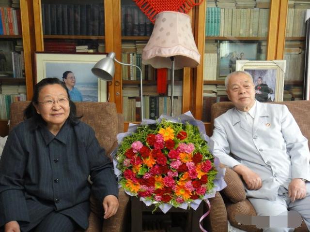 李讷,王景清住所照片,陈设简单朴素堆满书籍,父母照片