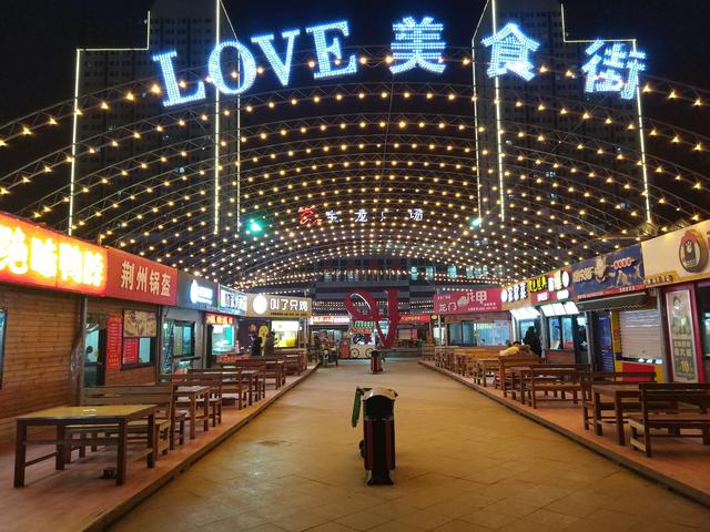 洛阳的小伙伴可能去洛阳新区宝龙购物广场逛街,逛吃,可能都是在商场里