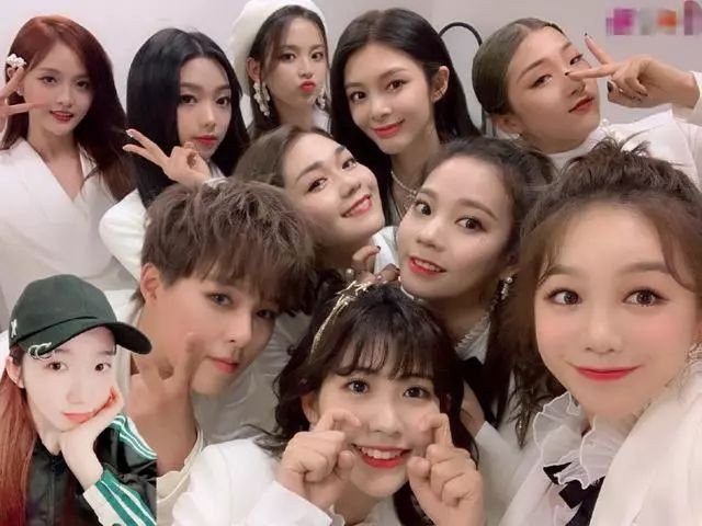 火箭少女演唱会海报出炉,孟美岐,吴宣仪谁更美