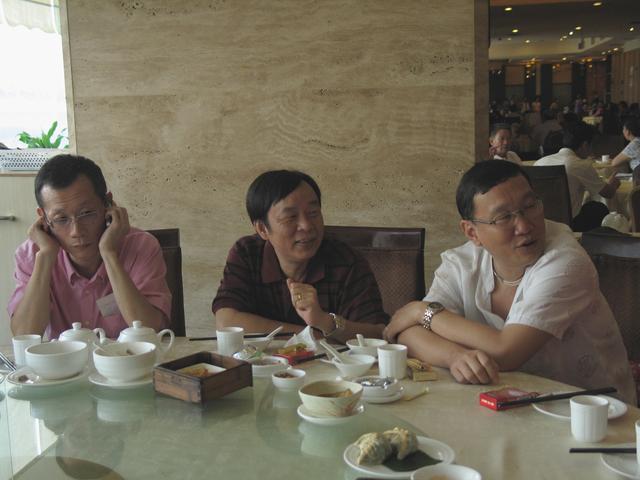 入职后请领导吃饭,我准备去结账,路上听到领导谈话,隔天辞职!