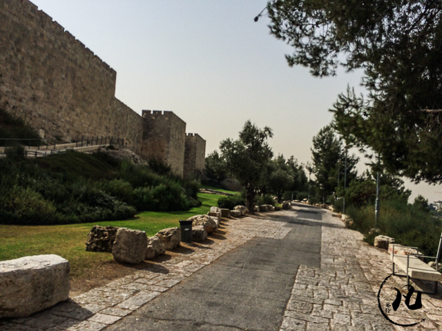 犹太人在这里建都，没有一个国家承认，他们却认为符合圣经
