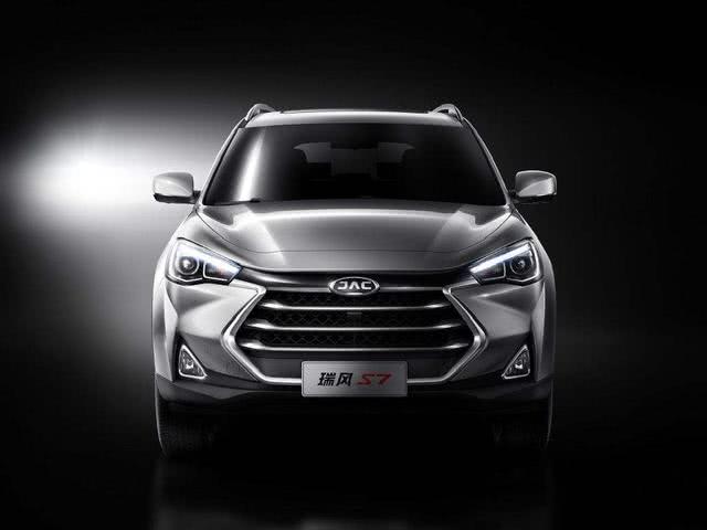 车长近4米8的紧凑型SUV,顶配13万多,配置丰富,奔驰内饰