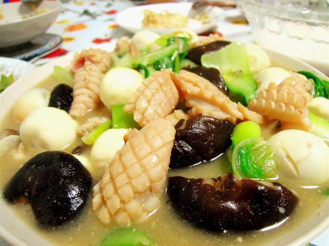 做法排骨卷;熟用料蛋;鲜淀粉;小蚝油;油菜;盐;香菇;十三香;葱姜蒜鱿鱼金线莲汤鹌鹑图片
