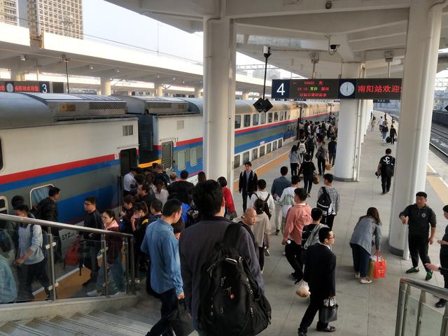 清明小长假南阳火车站现人海模式,过安检需要20分钟