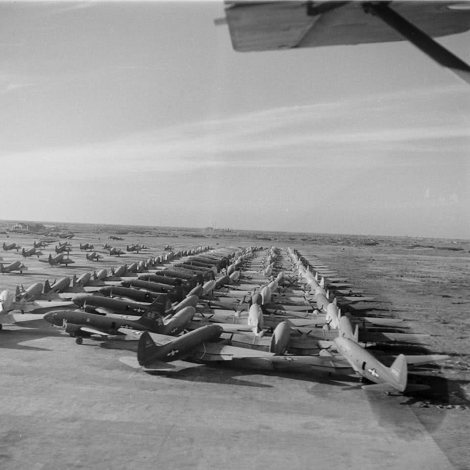 老照片:1945年12月上海机场 停满密密麻麻的美军飞机