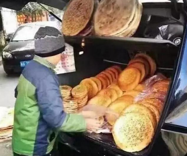 男子摆摊卖烧饼，城管将其驱逐，后来他开来一辆车，结果发生惊喜