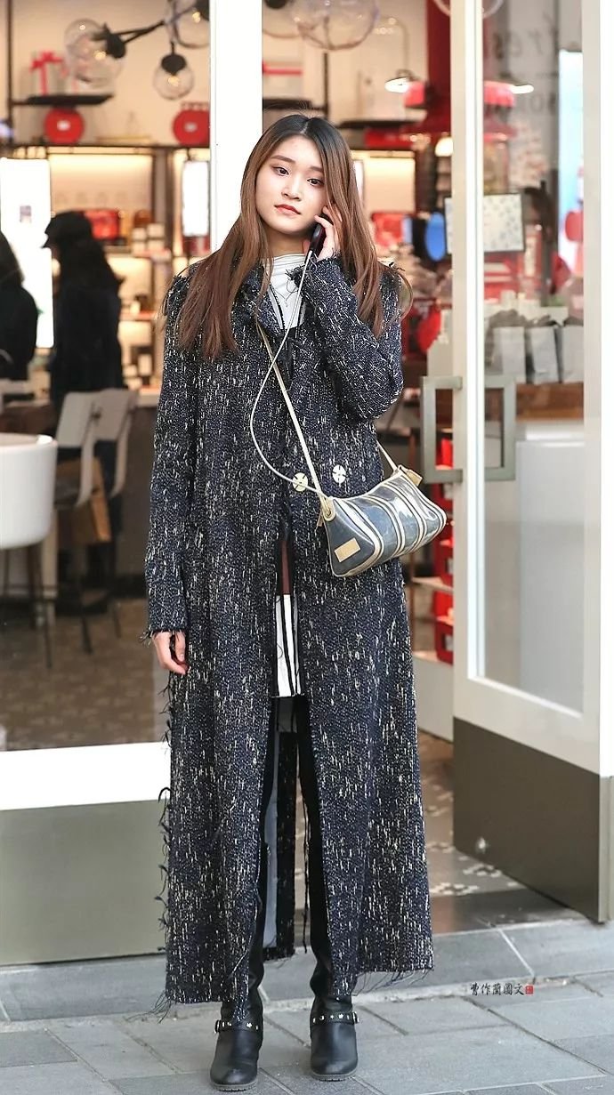 街拍：高筒靴美女，更多一层性感