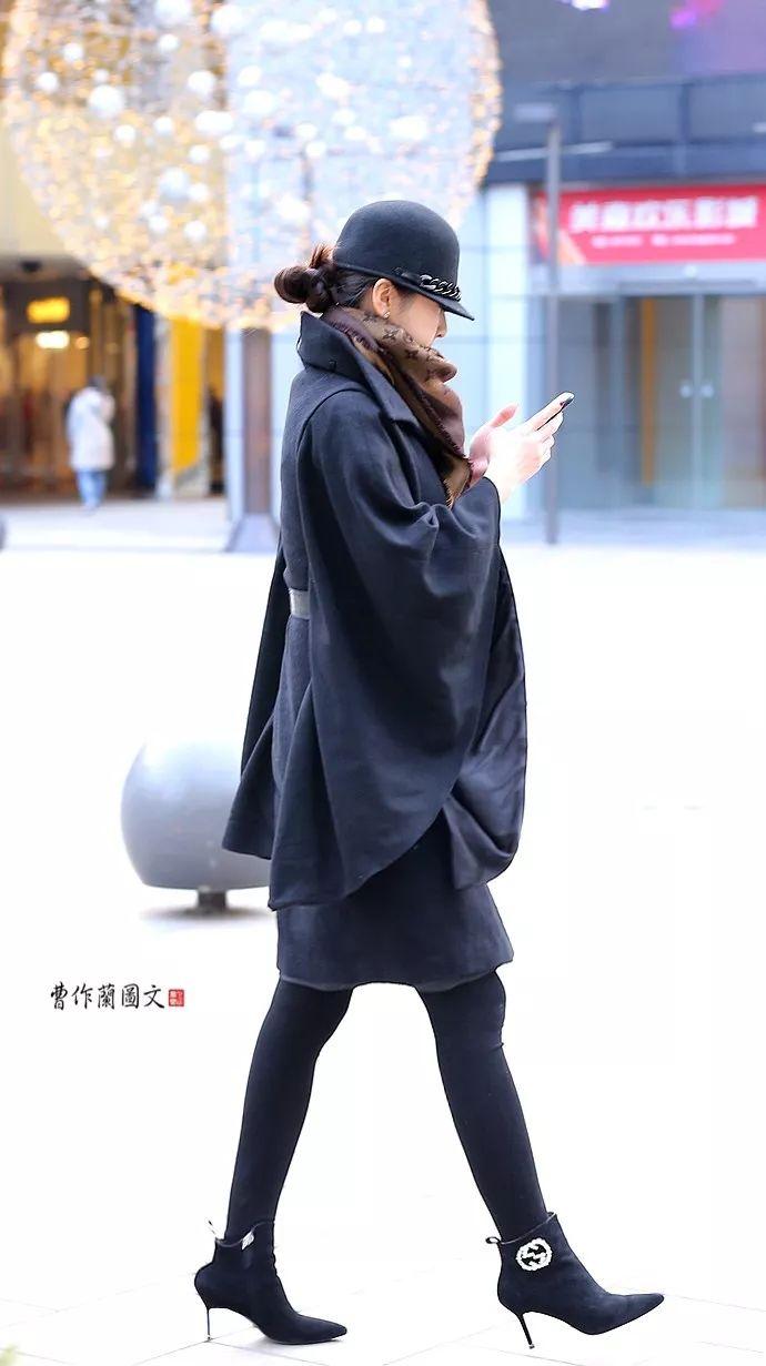 街拍：鞋跟超细的高跟短靴美女