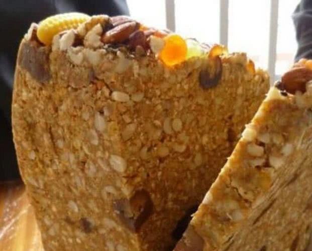 外国人买中国切糕,只要10块钱的,网友:你这是在