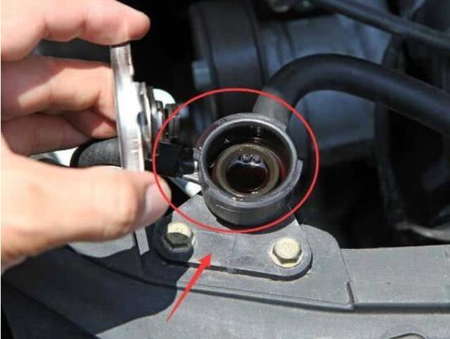 大多车主养车只知换机油！这个孔一月清理一次，动力猛油耗低