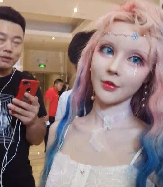 本以为迪丽拉已是奇葩，直到见了“巨兔芭比”，网友：开眼了