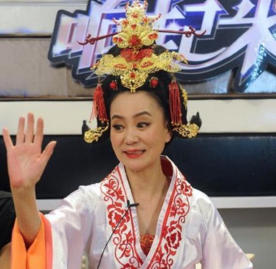 59岁刘雪华近照：曾被前夫宠十二年，今单身容颜显老与爱宠作伴