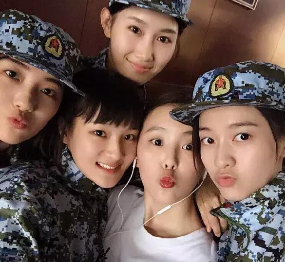 明星室友合影来啦!吴磊准c位担当,而王俊凯你绝对找不