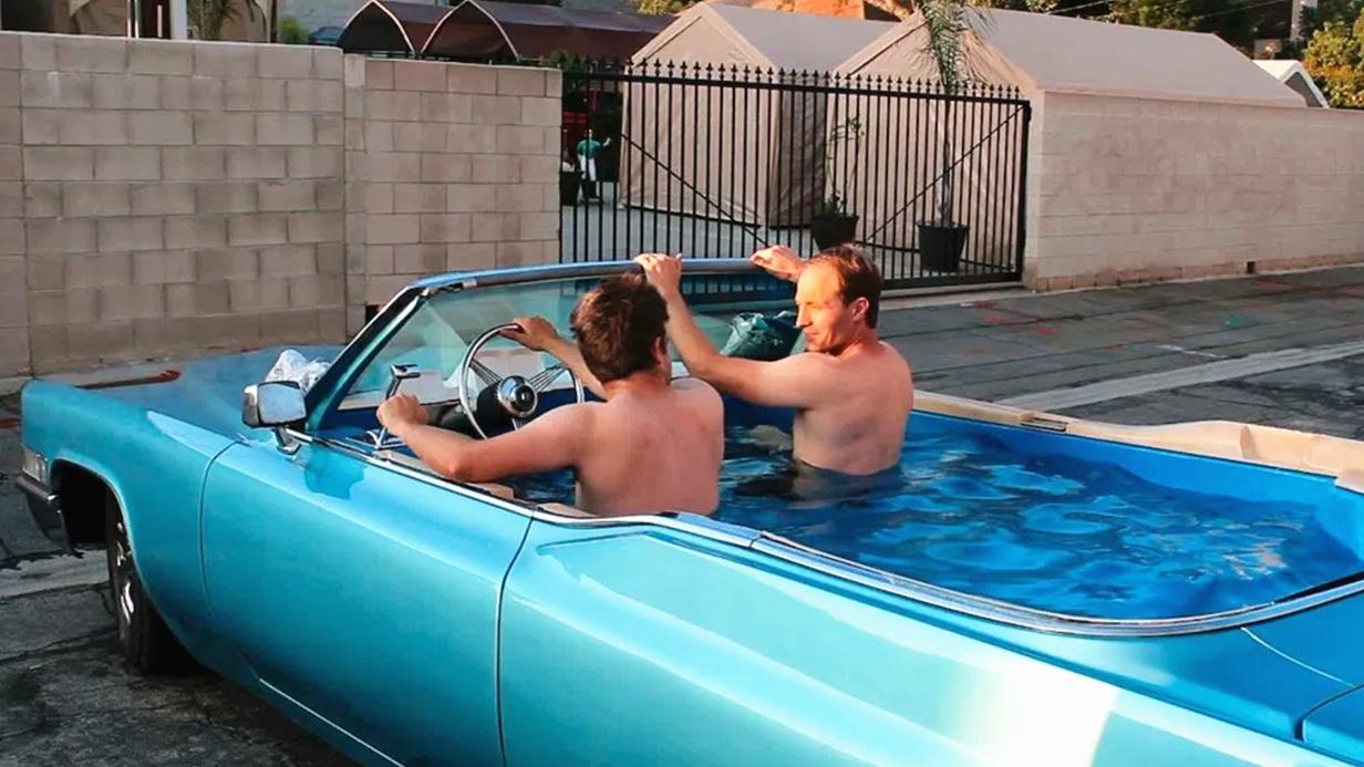 老外改造的敞篷车，车身是个大浴缸，交警让上路吗？