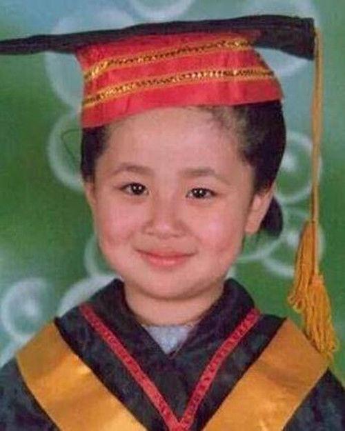 明星小时候照片:杨紫可爱,杨幂羞涩,她从小美到