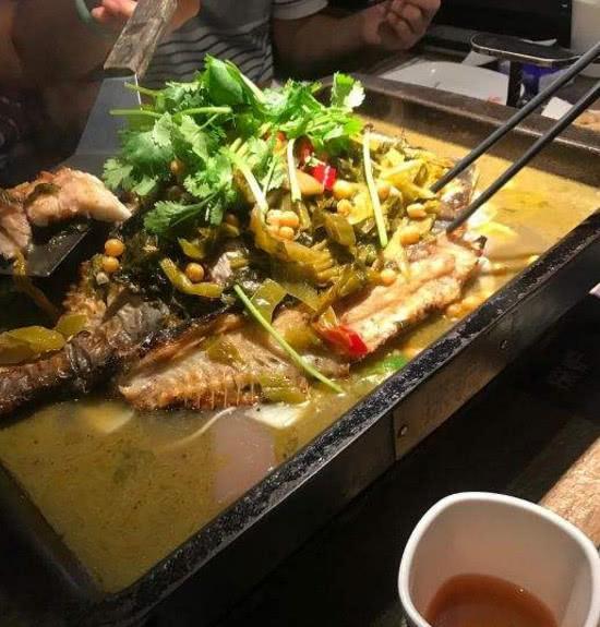 小伙饭店吃68元烤鱼,结账时却变680元,商家:顾客占便宜?