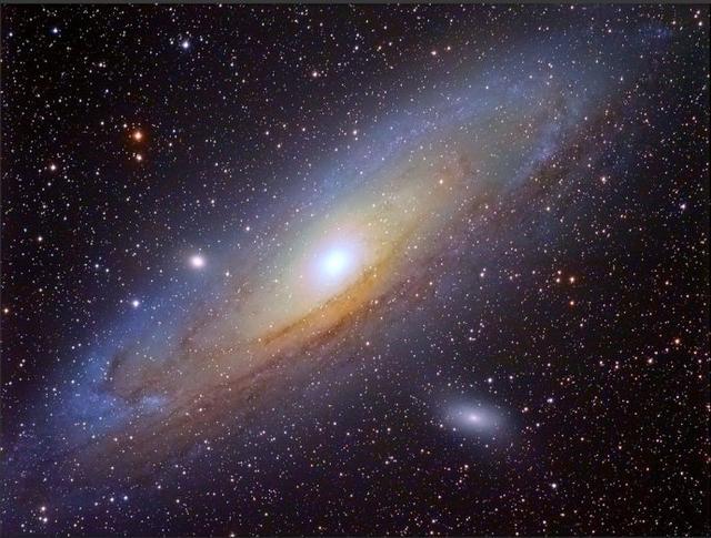 距离银河系最近的是两个矮星系:大小麦哲伦星系,以及仙女座大星系
