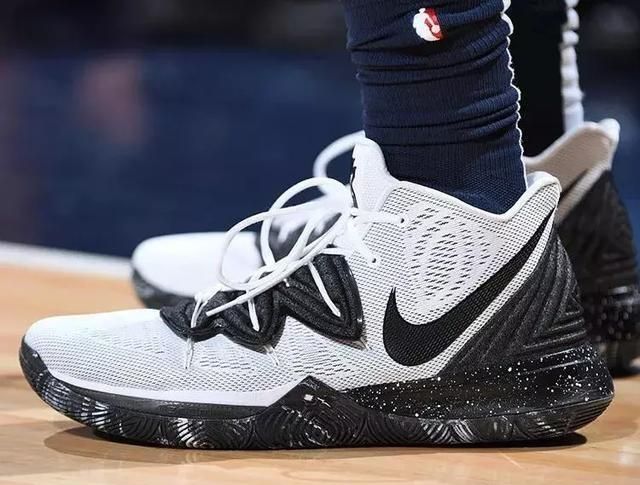 NBA球员今日上脚:威少2代新配色，韦德生日套装太骚了!