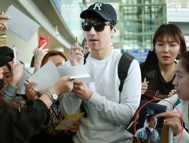 明星给粉丝签名:郑爽像写作业,张翰像批阅文件