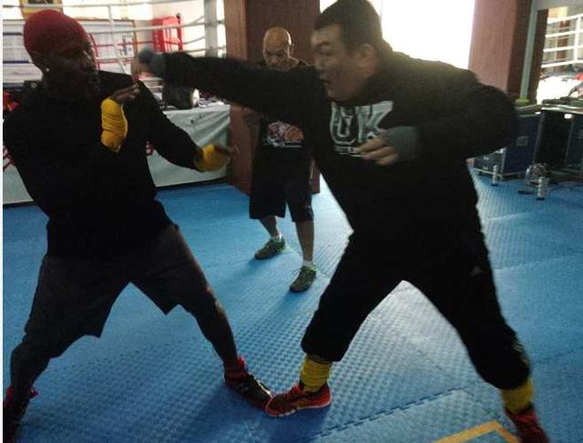 张君龙埋头苦练欲为中国拳击挽回尊严,亚洲泰