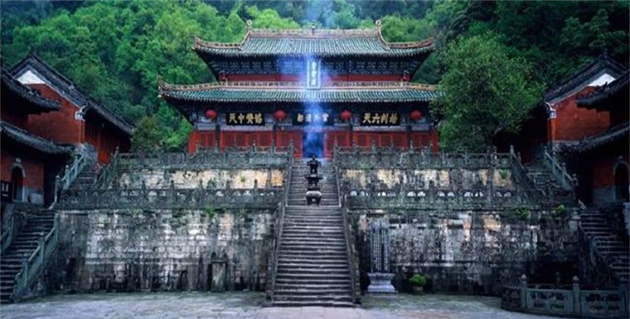 至今无人破解:武当山金殿内的长明灯,600年从未熄灭!