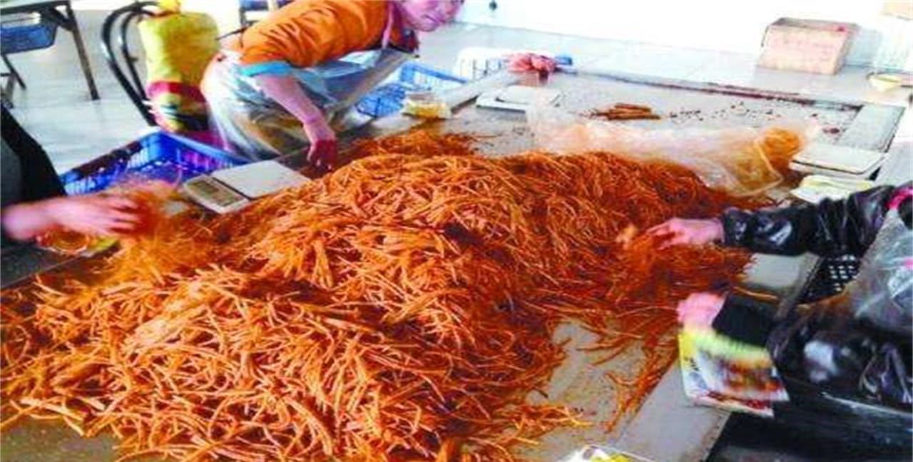 辣条放在显微镜下放大100倍,发现黑黑的东西,看完你还