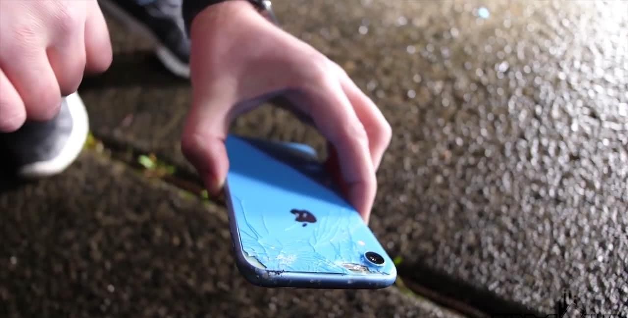 iphonexr摔坏图片,苹果xr摔烂图真实图片 老外将iphonexr狠狠砸向水泥地面 结果玻璃机身摔得稀
