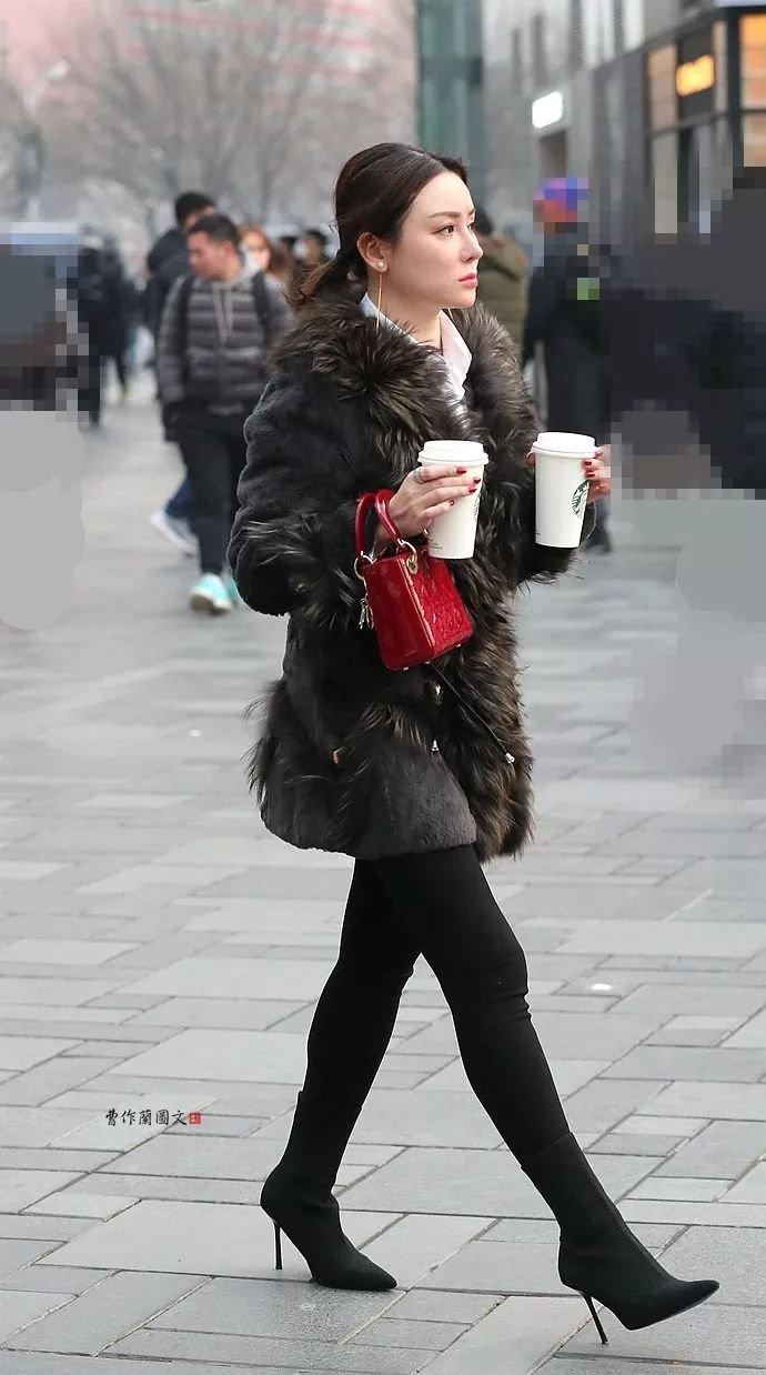 街拍：鞋跟超细的高跟短靴美女