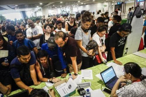 台风飞燕导致日本关西机场关闭,中国游客700多