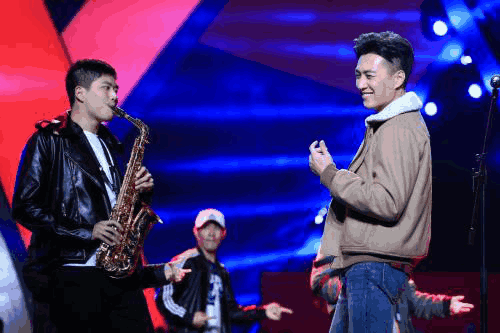 靳东和妻子深夜里约会, 他们二人手牵手, 画面很温馨