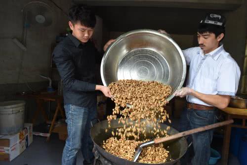 大学生校门口买切糕，3块钱一两，一刀下去人却哭了？网友：怂！