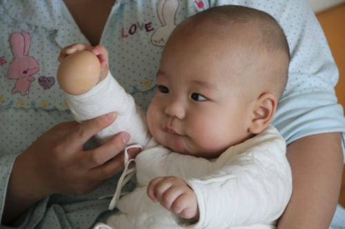 8个月宝宝辅食加鸡蛋,吃完后脸色发青,辅食加