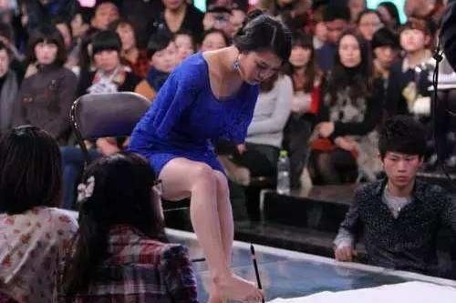 非诚勿扰23岁无臂女孩相亲，小伙坚持牵手，如今现状让人唏嘘！