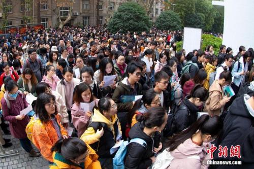 资料图：2018年12月2日，考生在南京林业大学考点进场参加考试。 中新社发 苏阳 摄 图片来源：CNSPHOTO