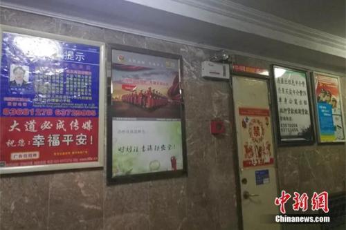 北京丰台区某住宅门厅处贴满广告。#####filter2##### 谢艺观 摄