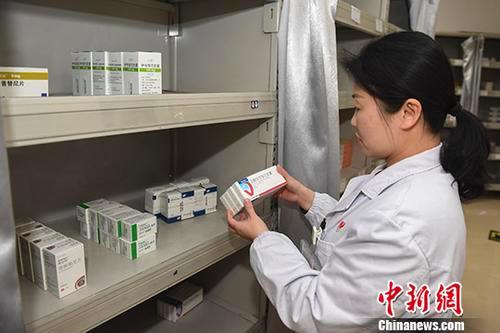 资料图:医生正在为病人取药。<a target='_blank' href='http://www.chinanews.com/'>中新社</a>记者 杨华峰 摄 资料图:医生正在为病人取药。中新社记者 杨华峰 摄