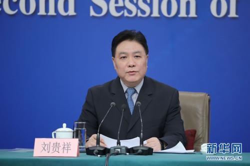图为最高人民法院审判委员会副部级专职委员刘贵祥答记者问。新华网/中国政府网 刘厦摄