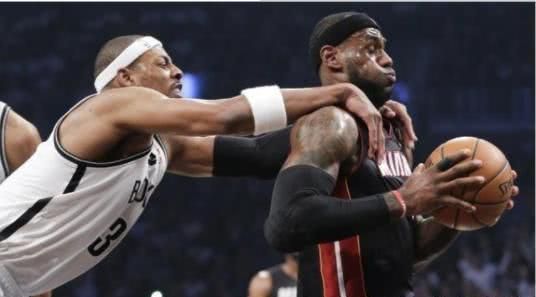 詹姆斯全力冲击篮筐,有人敢造他的进攻犯规吗