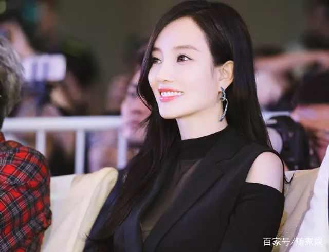 李小璐忘拉窗帘照曝光?再证她的生活不检点?粉丝团早就辟谣了