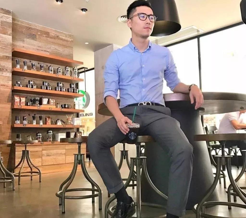 酒店办公室的肌肉正装男,太有型了