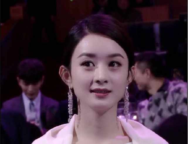 赵丽颖婚后首现身,摄影师只拍脸,看到全身照后