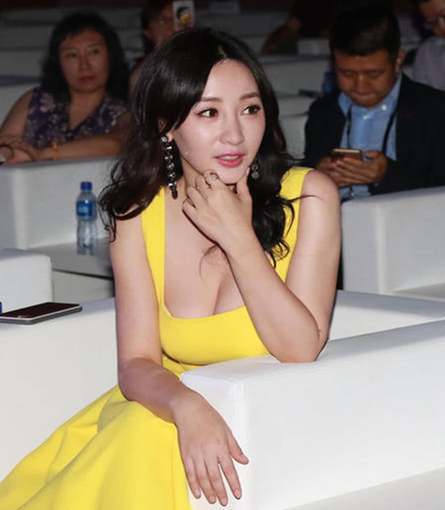 柳岩出席活动,黄色礼服秀曼妙身姿,网友:最爱的女神没