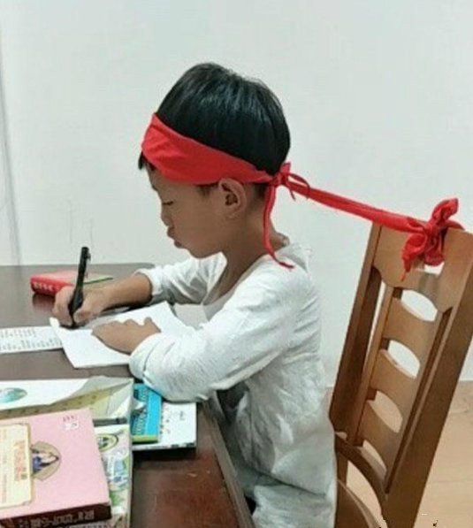 为了让小学生写作业时保持正确的坐姿,家长们也是煞费心思啊
