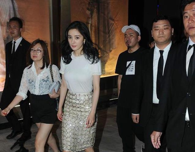 网友晒杨幂五年前素颜照片，被发现胸部远不如现在大