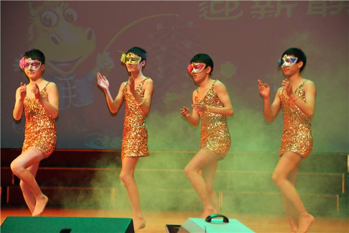 GIF：女人总是一往情深，总是为情所困。