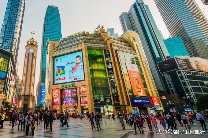 重庆的夜景是山城的夜景：有着层层叠叠的路桥和流光溢彩的灯火